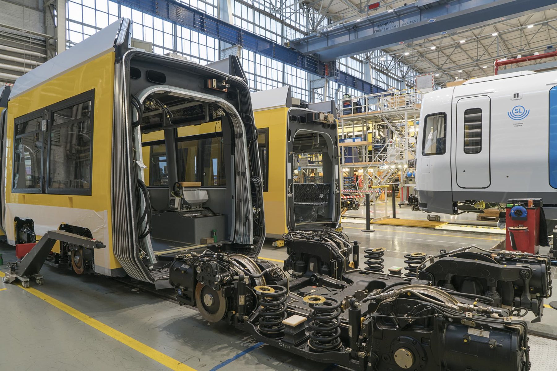 Werkshalle mit Triebfahrzeugen, die montiert werden.