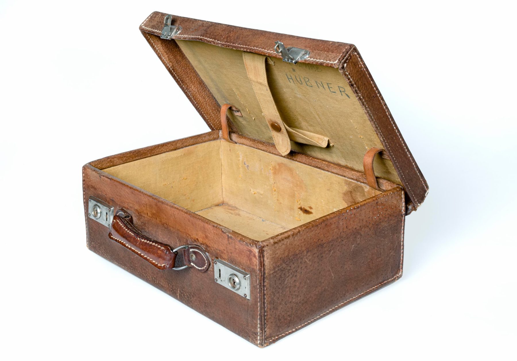 Ein geöffneter alter Koffer