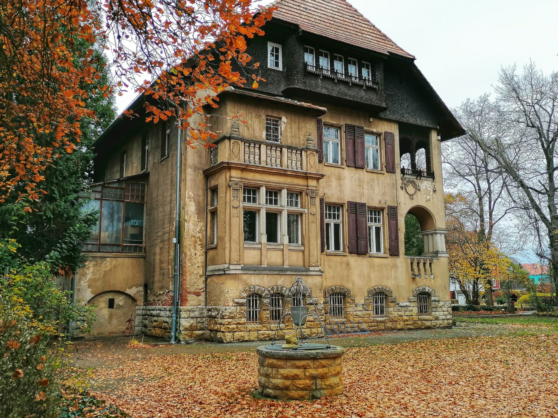 Eine alte Villa im Herbst