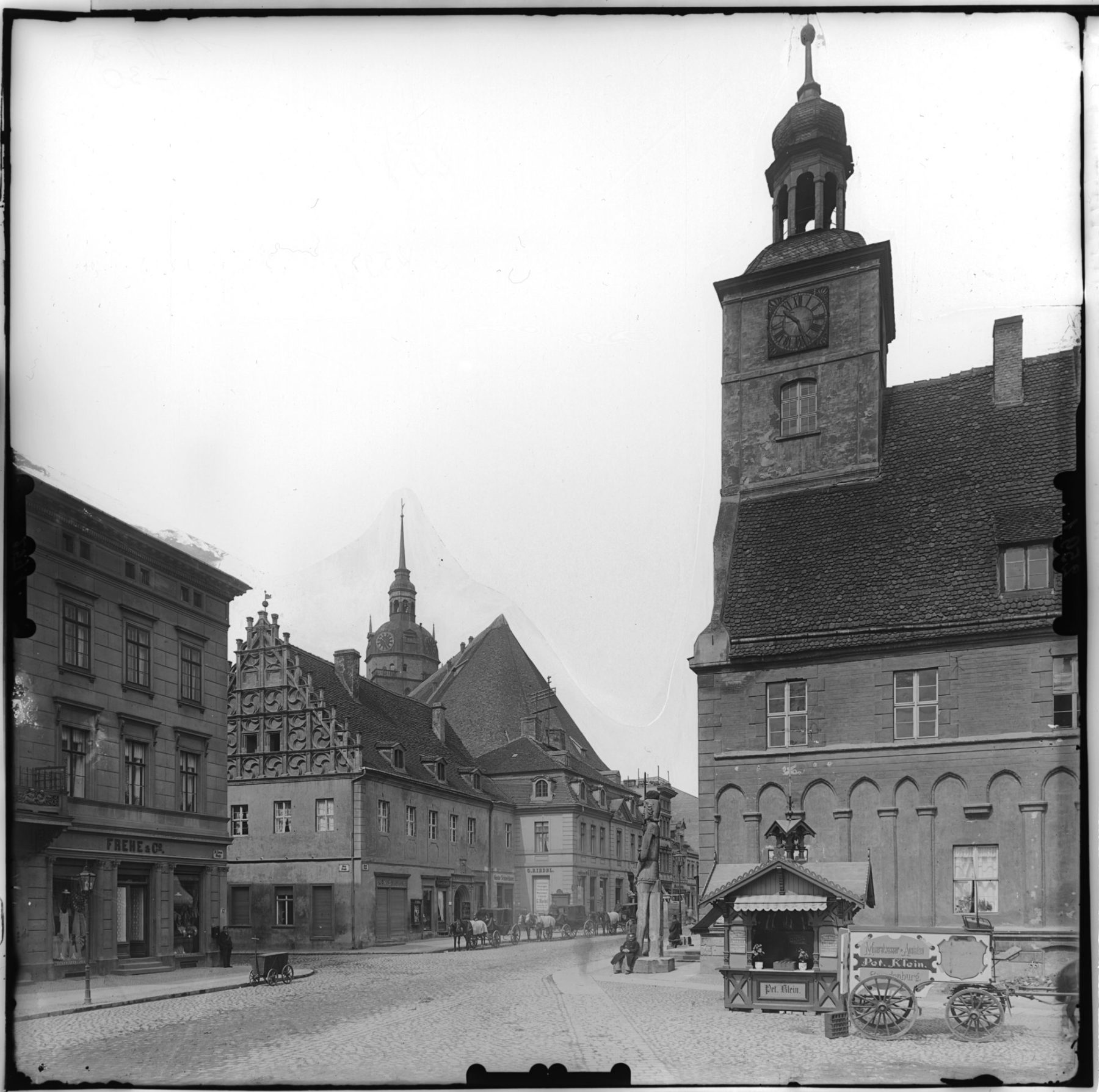 Ein altes schwarzweiss-Foto einer Altstadt