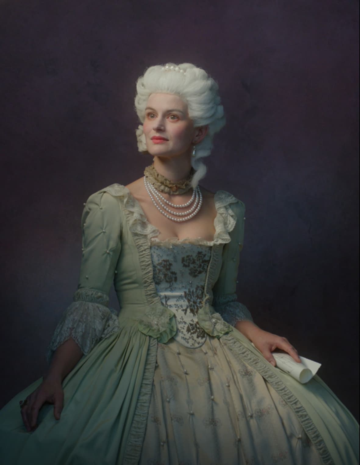 Eine weibliche historische Person mit einer weißen Perücke