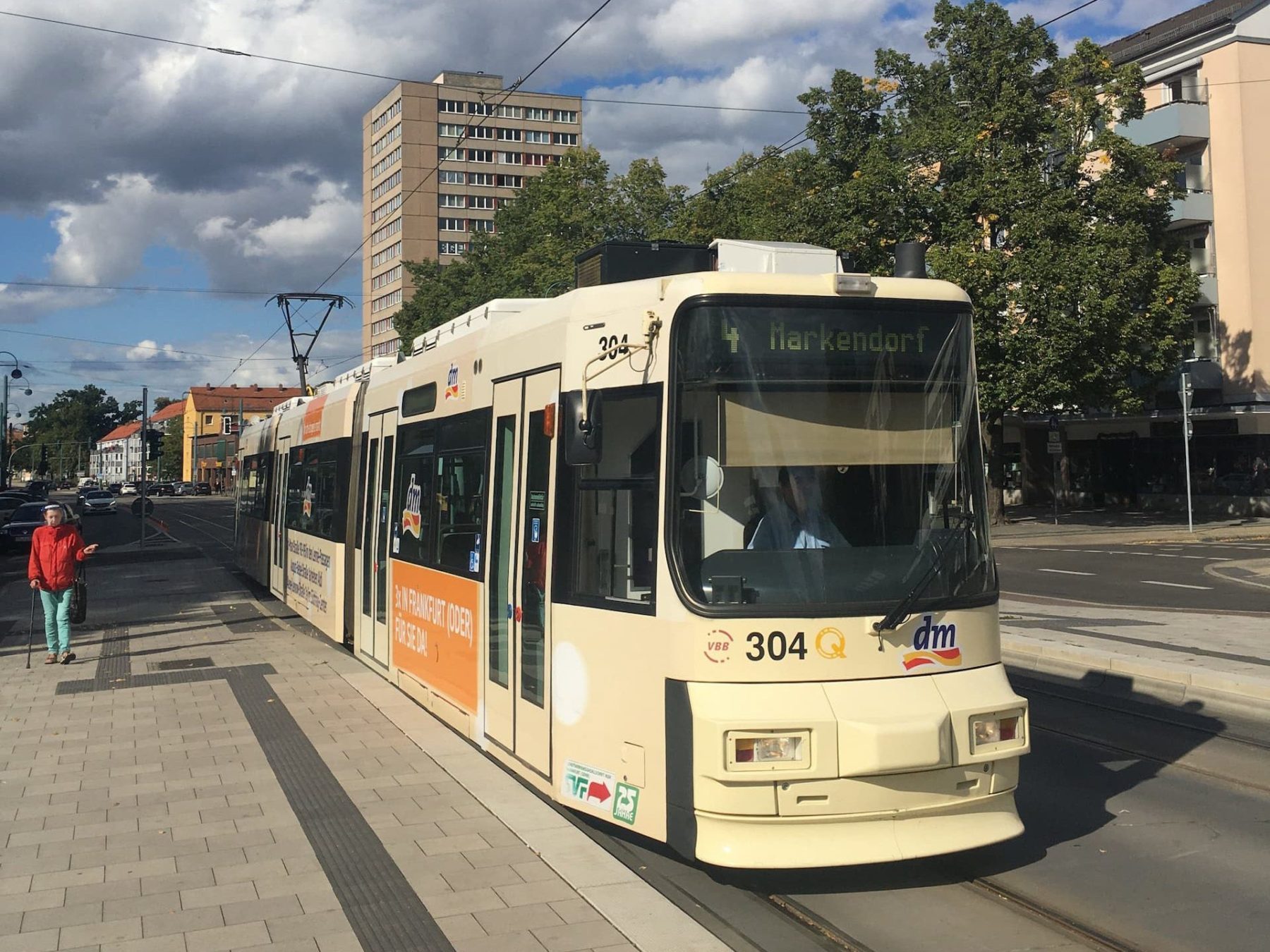 Eine cremefarbene Straßenbahn