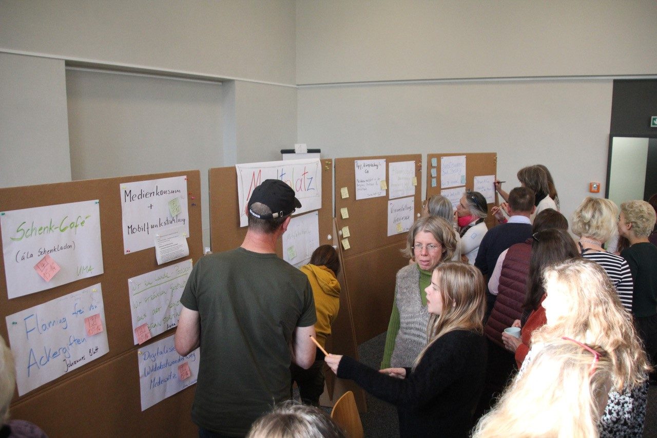 Eine Gruppe vor Workshopwänden