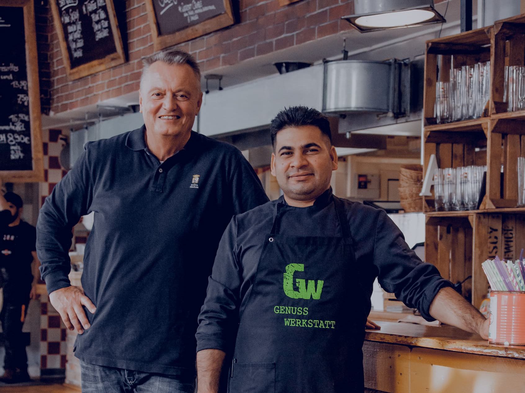 Zwei Männer stehend in einem Restaurant