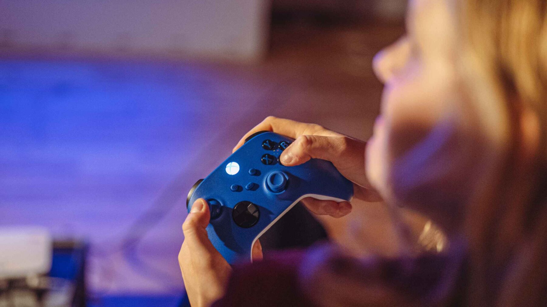 Junge Frau mit Gaming-Controller in der Hand