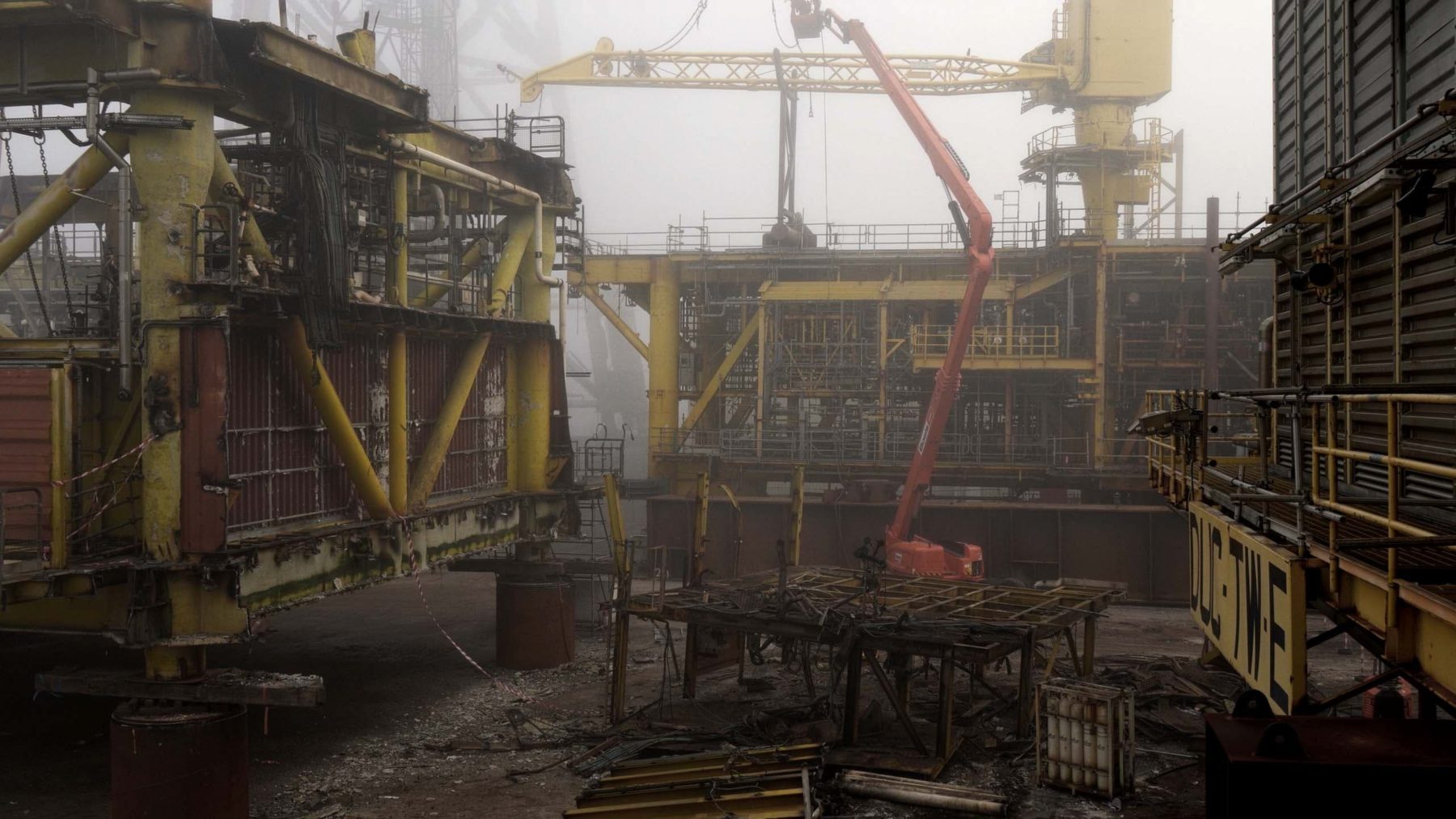 Ruinen einer gelben Industrieanlage.