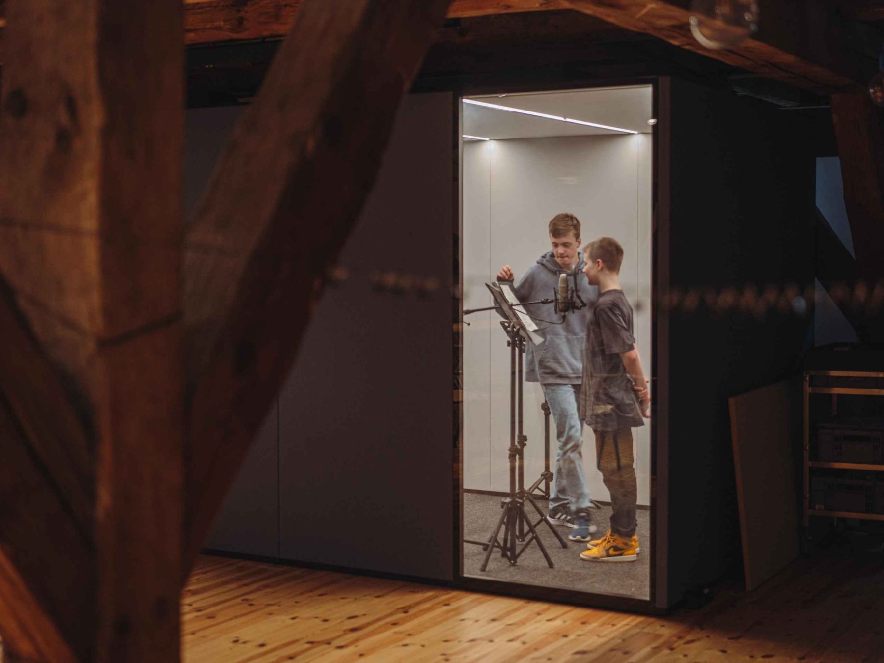Soundaufnahme im Studio, zwei Jugendliche am Mikrofon