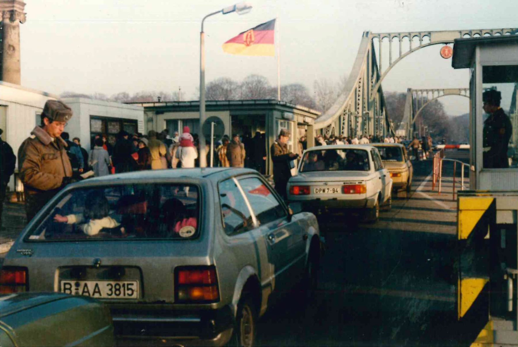alte Fotografie der geöffneten Glienicker Brücke 1990 mit Autoverkehr