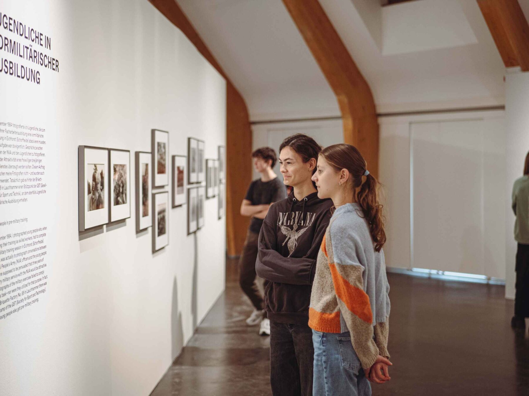 Schülerinnen beim Lesen des Ausstellungstextes.