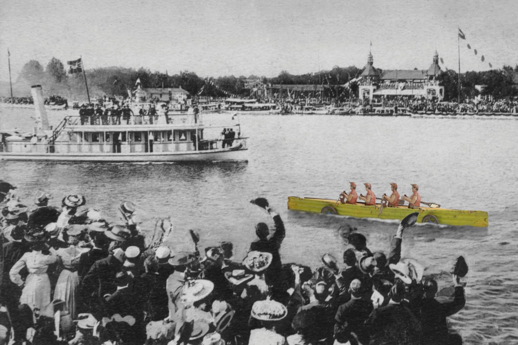 Historisches schwarz-weiß Foto, Menschen stehen an einem Gewässer und Jubeln einem Dampfboot zu, in das Bild wurde nachträglich eine Farbfoto eines Spielzeugruderbootes eingearbeitet.