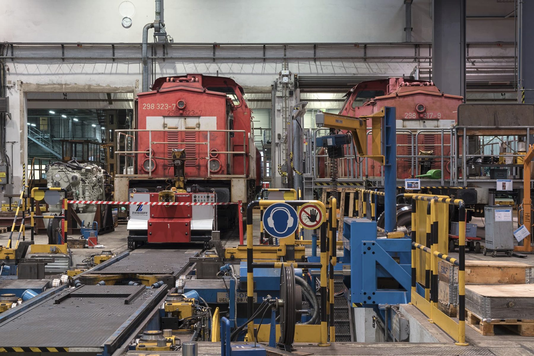Reparaturhalle für Lokomotiven, zwei rote Lokomotiven stehen in der Halle