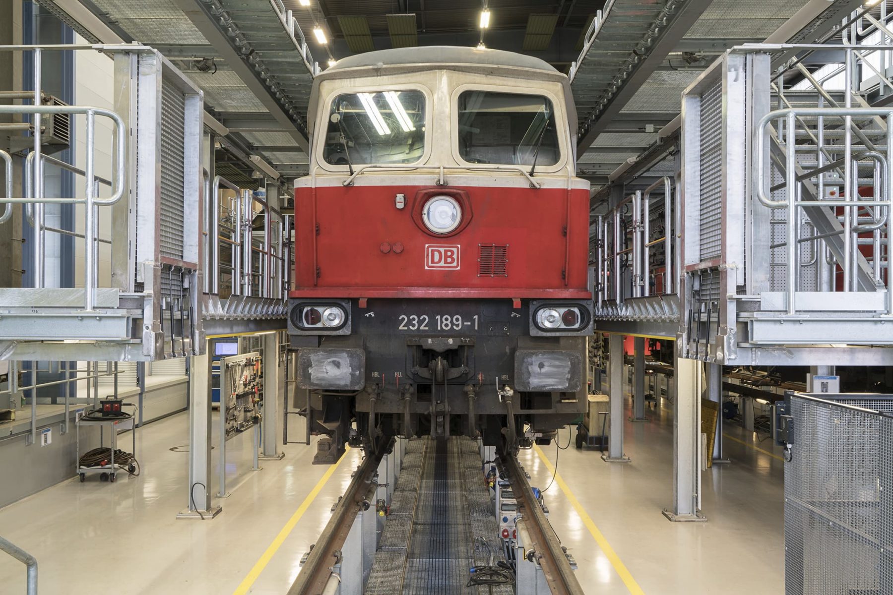 Schienenfahrzeug der Deutschen Bahn über einem Reparaturgraben