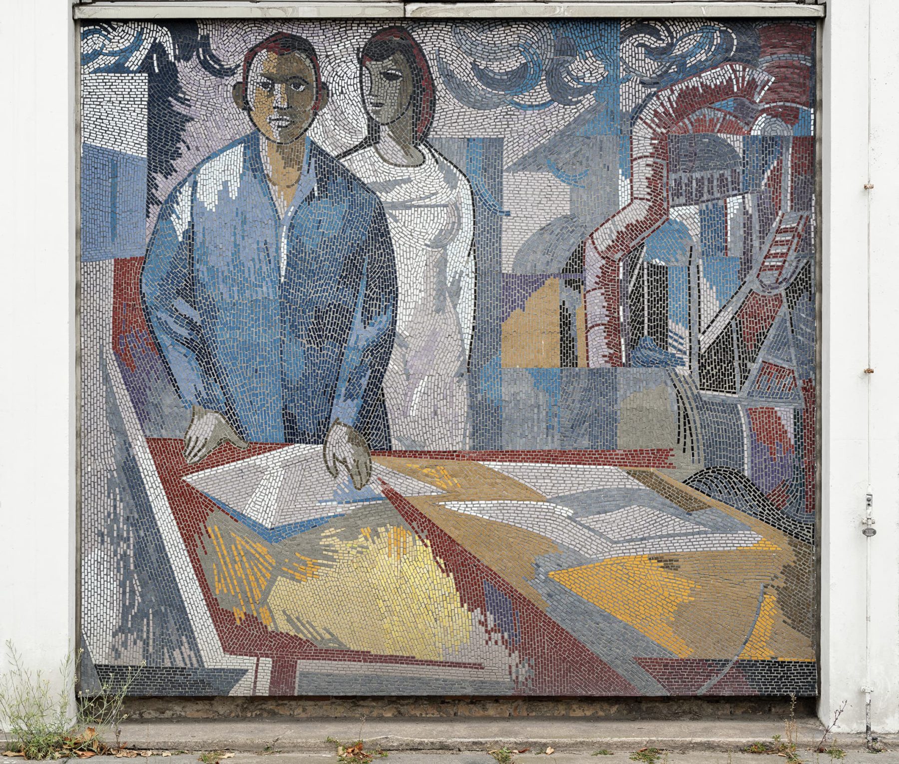 Mosaikbild zweier Menschen in Arbeitskleidung, dahinter Industrieanlagen.