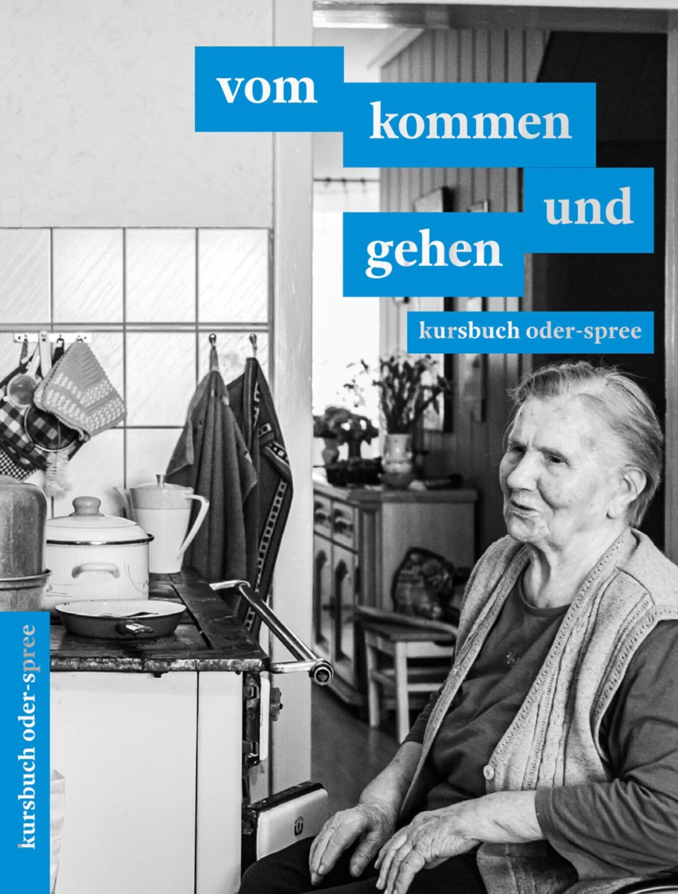 Buchcover, schwarz/weiß, eine ältere Frau sitzt in ihrer Küche. Blau hinterlegt in weißer Schrift steht: vom kommen und gehen, Kursbuch Oder-Spree
