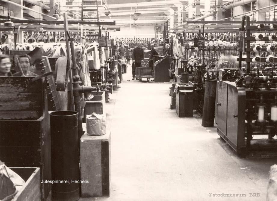 Historisches schwarz-weiß Foto aus einer Spinnerei bzw. Tuchfabrik