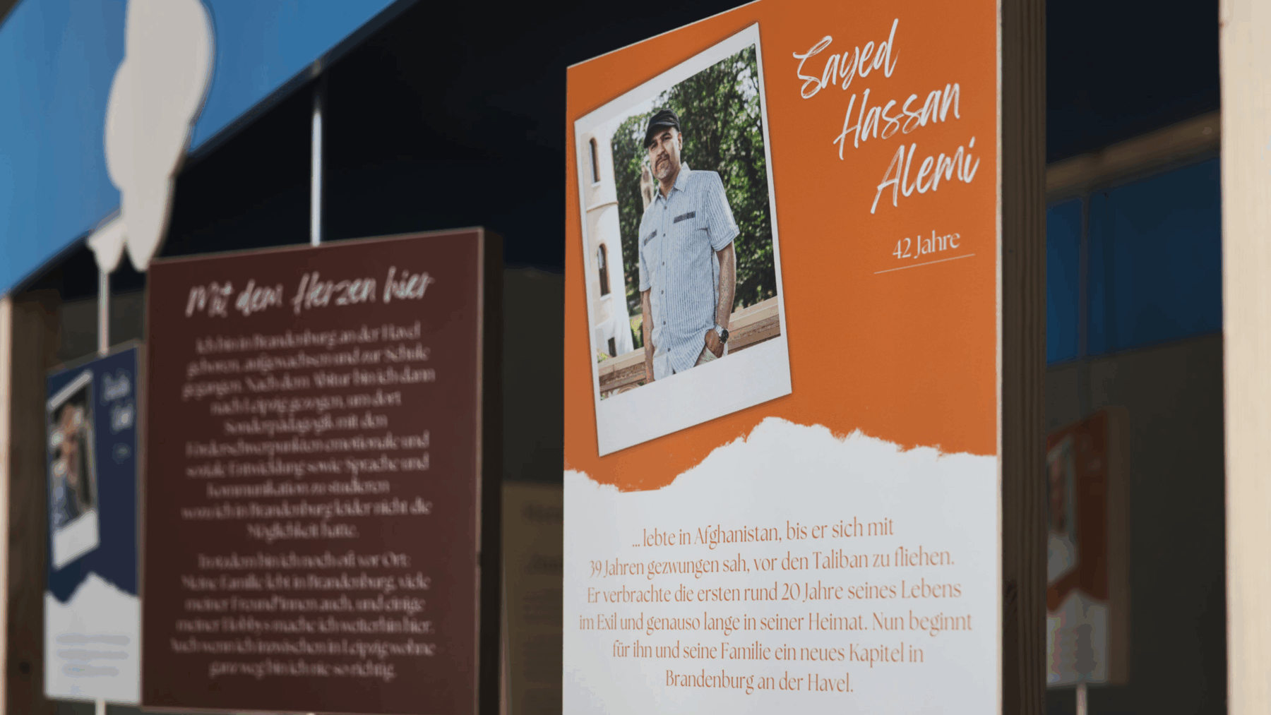 Auf einer Ausstellungstafel ist die Geschichte von einem Menschen aus Afghanistan zu lesen, der nach Brandenburg an der Havel gekommen ist.