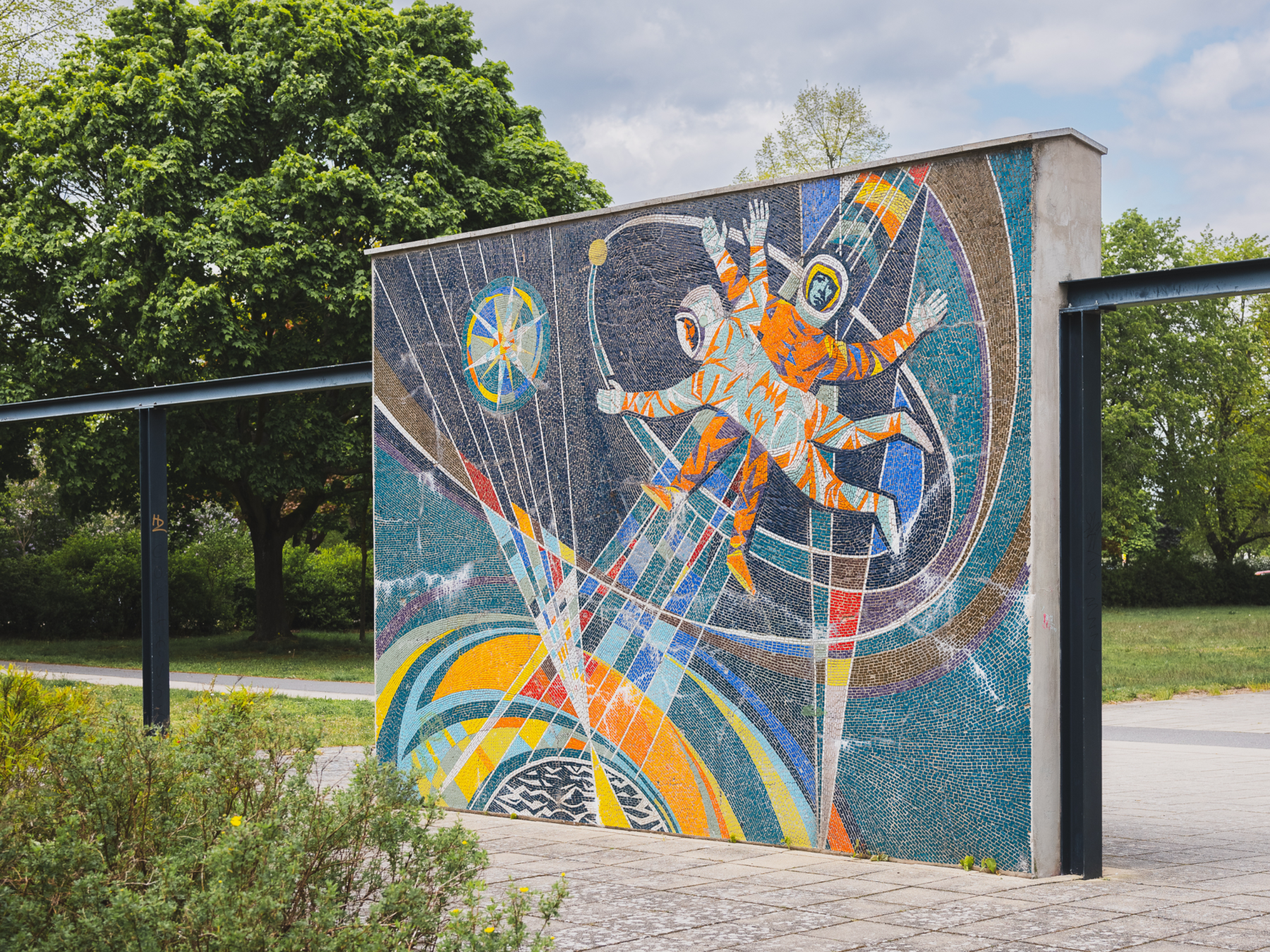„Weltall – Erde – Mensch“, Otto Schutzmeister, 1969, Mosaikwand