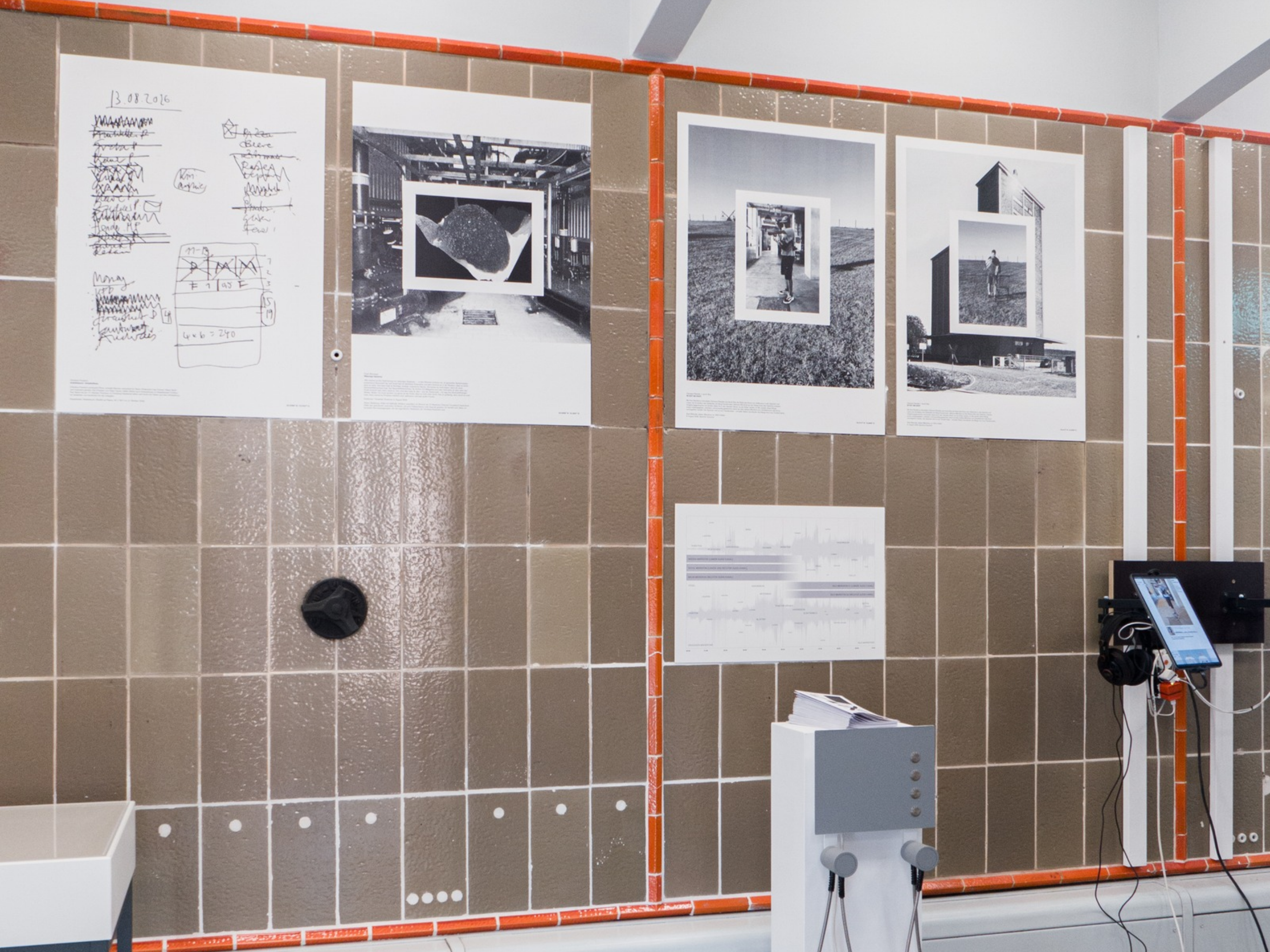 Ausstellungsansicht, im Hintergrund sieht man braune Fliesen