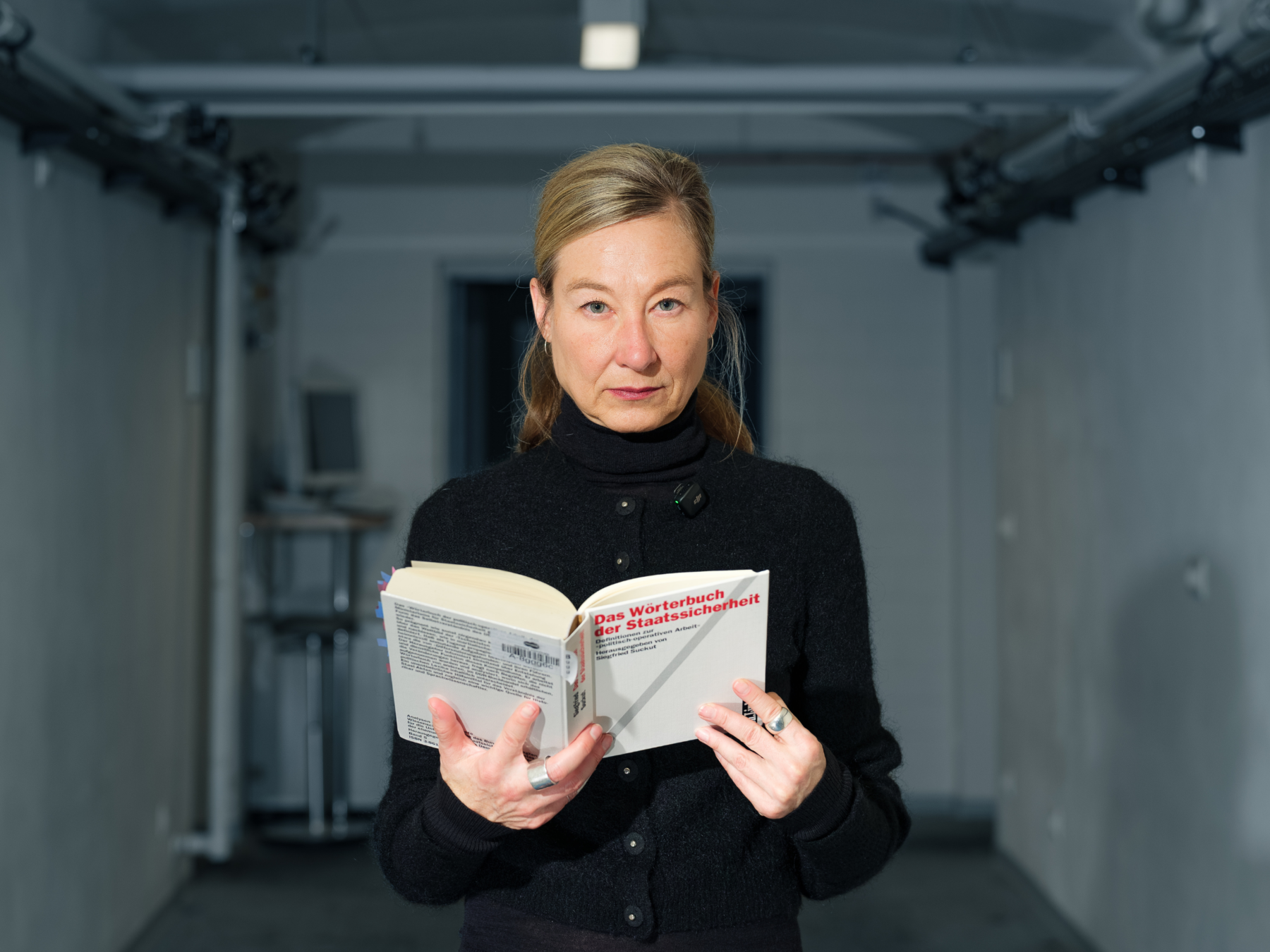 Eine Frau liest auf dem Wörterbuch der Staatssicherheit