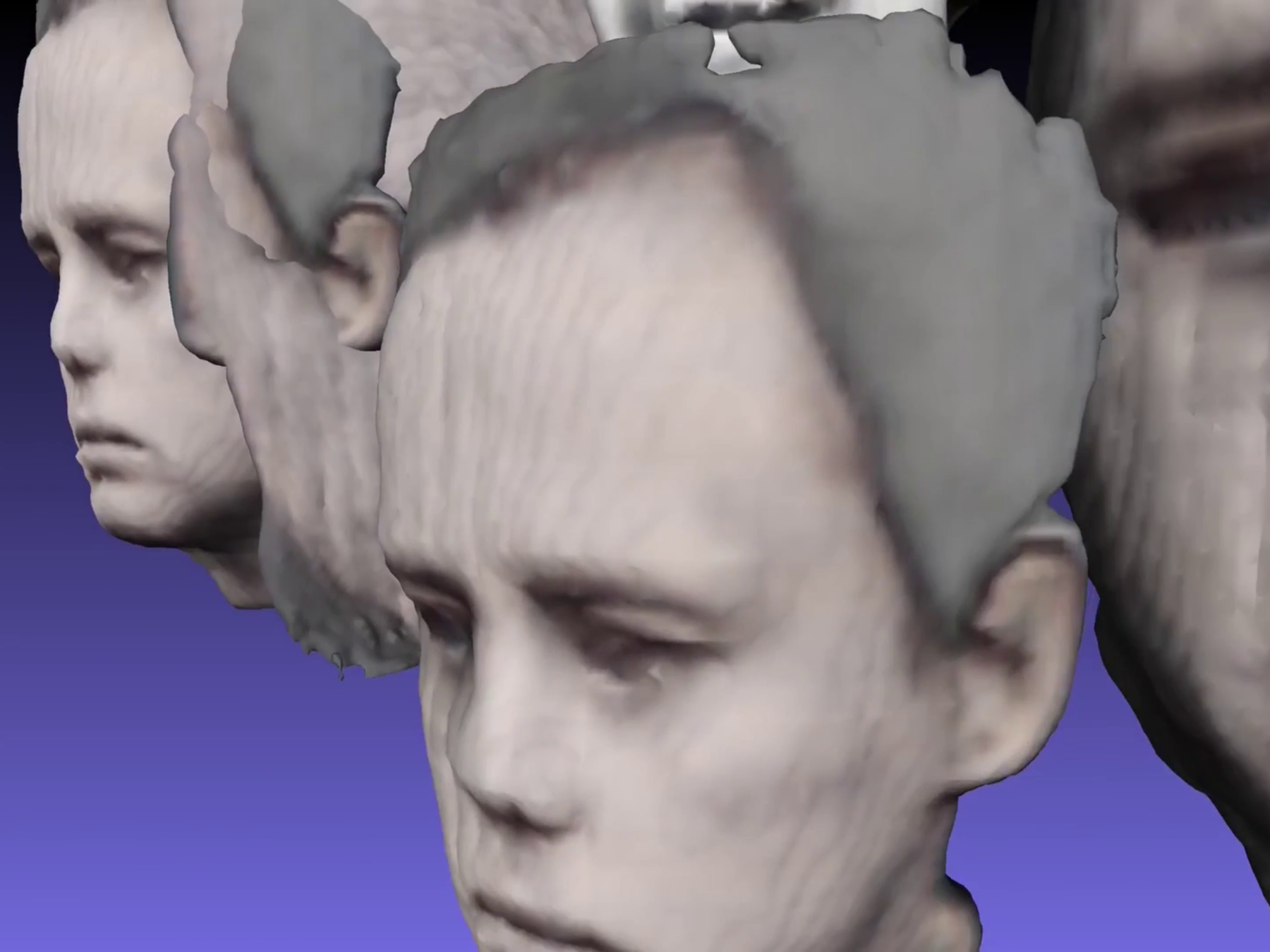 Eine künstlerische Grafik - sogenannte Glitch Art - in der das Gesicht eines Mannes mehrfach abgebildet ist, der Hintergrund ist violett.