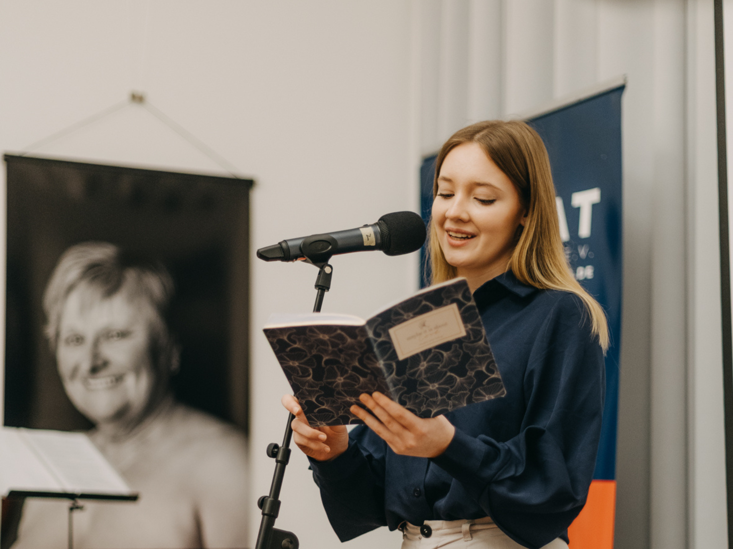Eine Poetry Slammerin spricht in ein Mikro