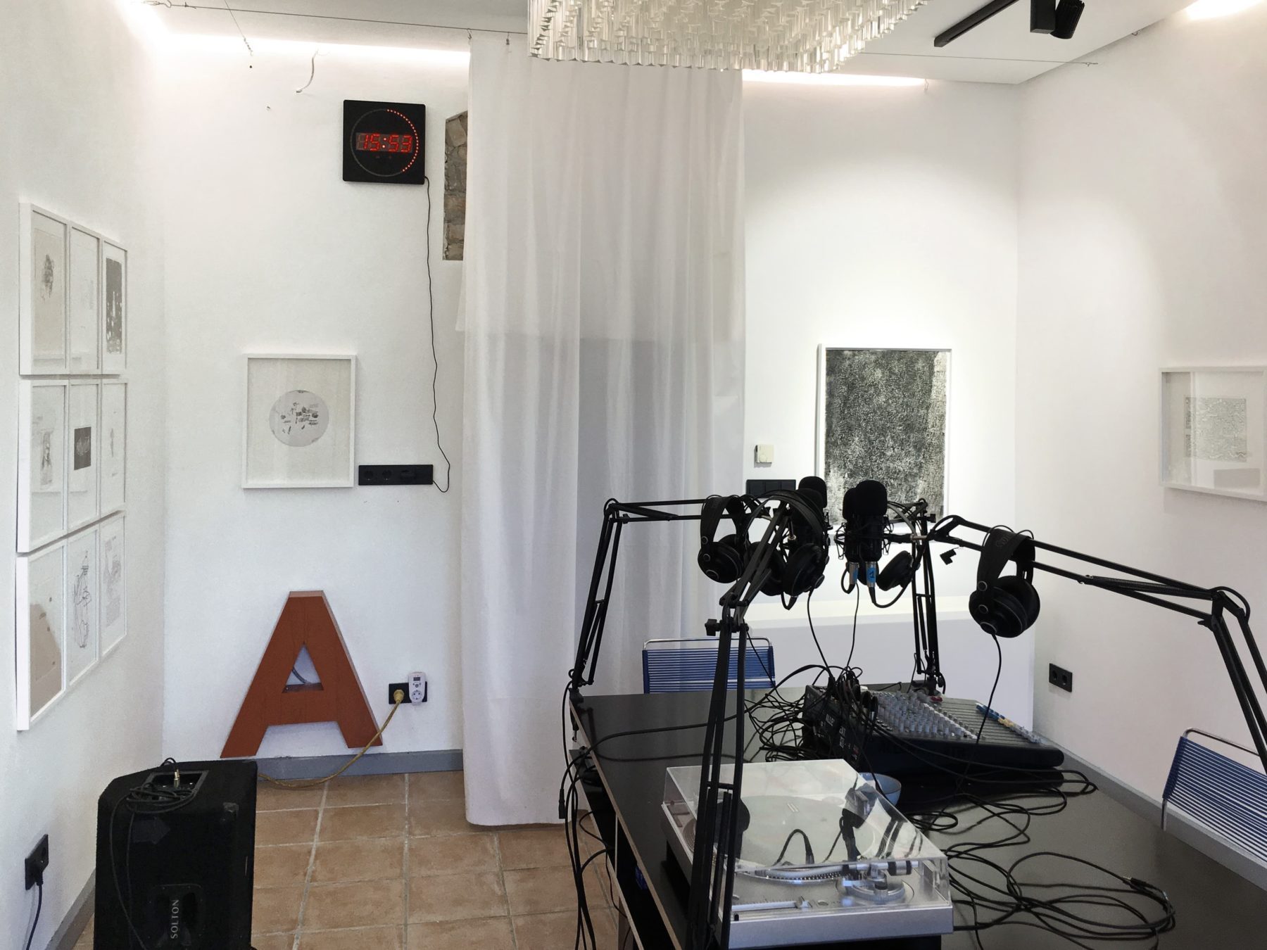 Studio mit Mikrofonen, Kopfhörern und Mischpulten