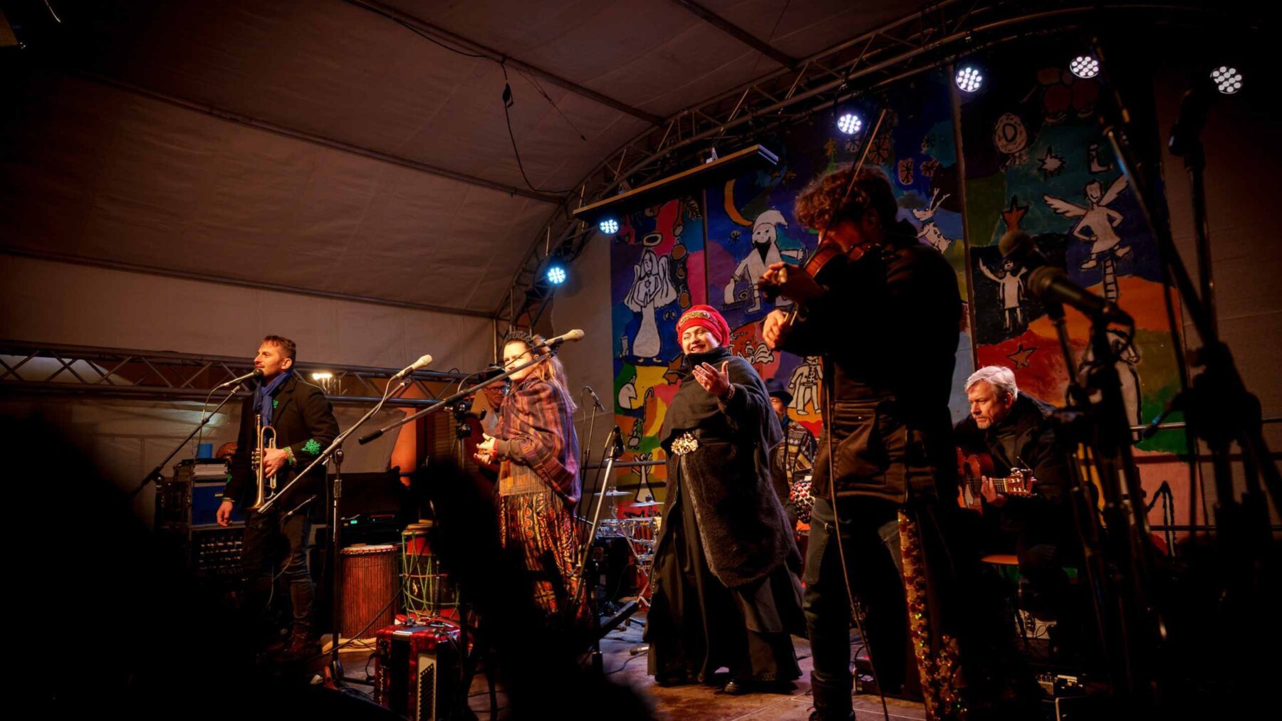 Band performt auf der Bühne des Sternenfestes