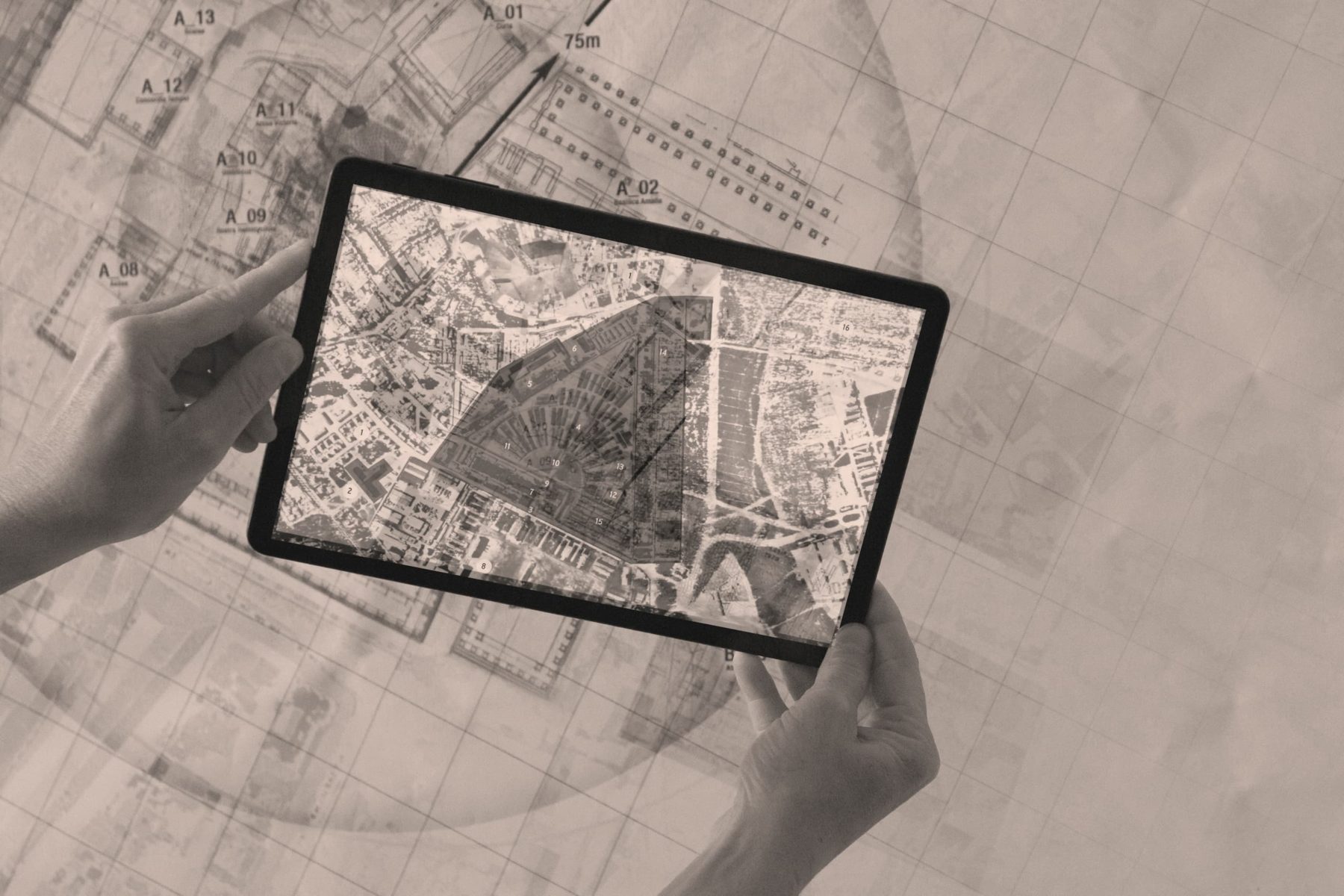 Ein Tablet mit einer historischen Karte