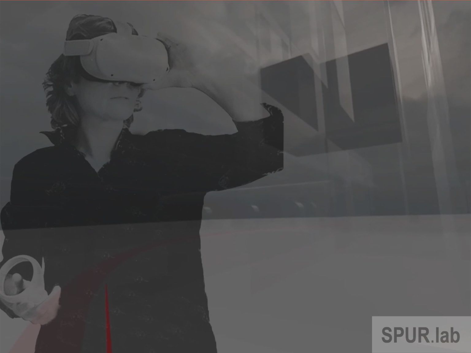 Ein schwarzweisses bBld mit einer Frau, die eine Brille für eine Virtual Reality Anwednung trägt