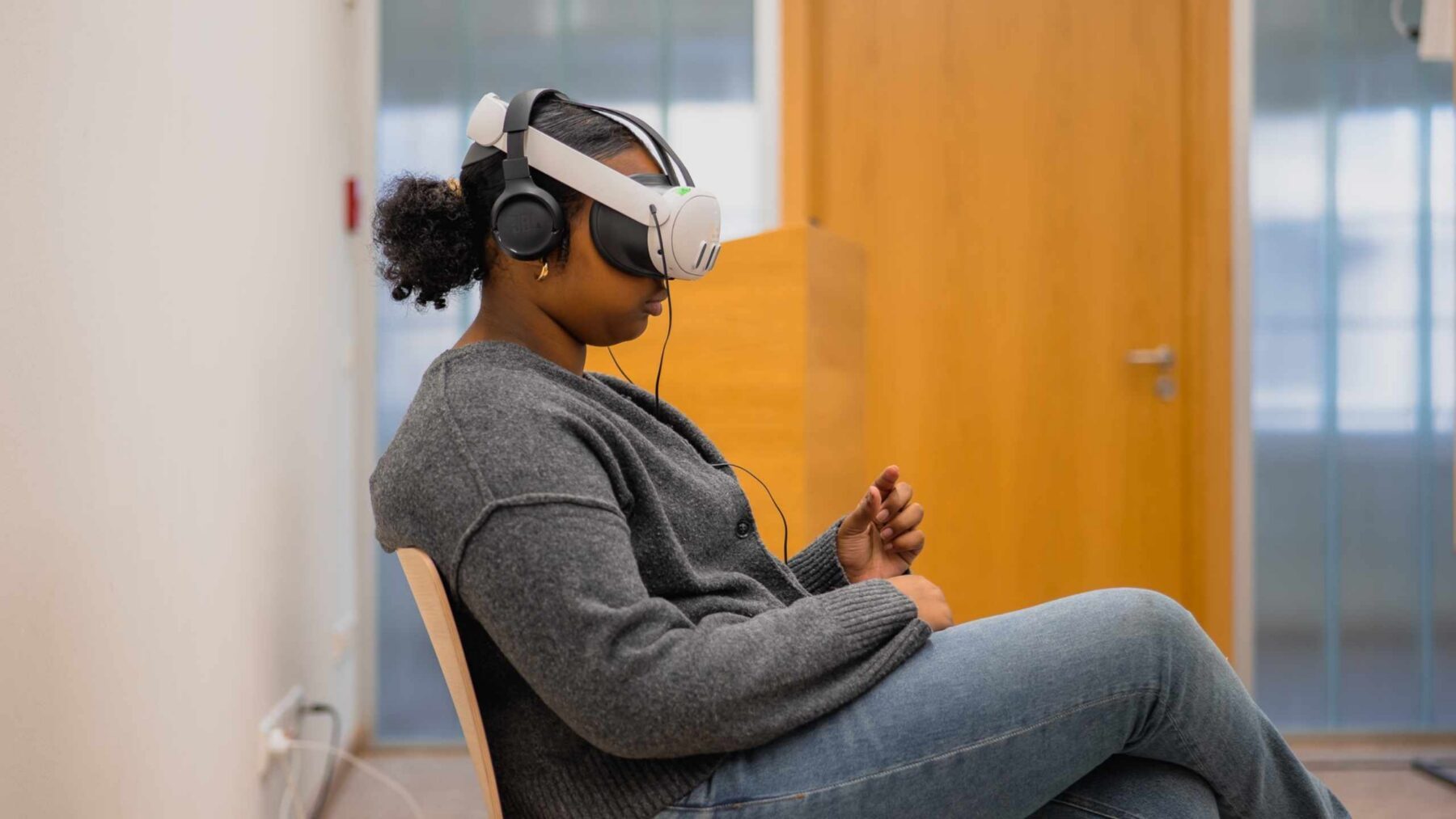 Schülerin mit VR-Brille